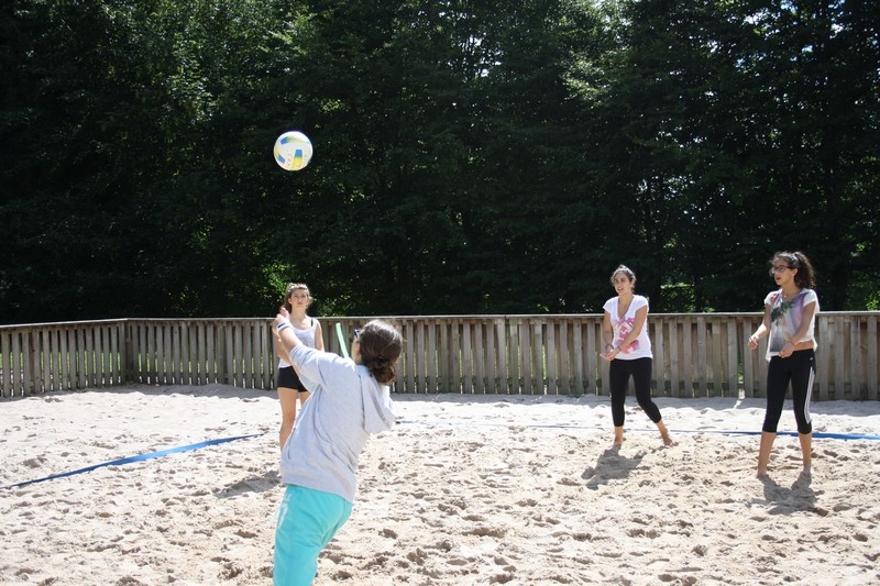 Village Camps International Summer Camp Leysin, Switzerland 2026-08-15 https://www.villagecamps.com/journals_admin/images/706-23-volley (37).jpg